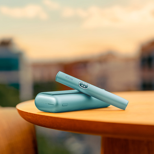 Kit IQOS ILUMA i PRIME - IQOS Italia Kit IQOS ILUMA i PRIME appoggiato all’interno nel vano portaoggetti dell’auto - IQOS Italia