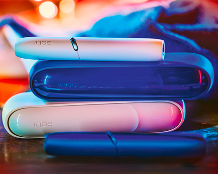 Un dispositivo IQOS nella mano di una persona