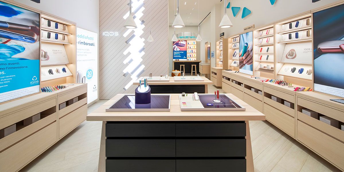 Espositori kit IQOS sala interna Embassy Roma