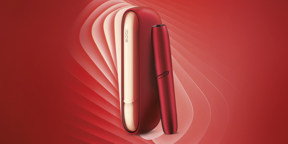 Dispositivo IQOS 3 DUO edizione limitata Radiant Red su sfondo rosso