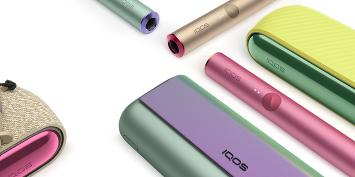 Dispositivi IQOS ILUMA e IQOS ILUMA PRIME con accessori colorati
