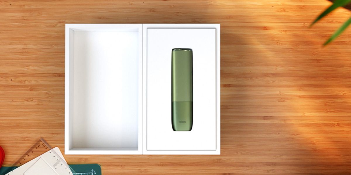 Dispositivo IQOS ILUMA ONE colore green dentro la sua confezione di vendita