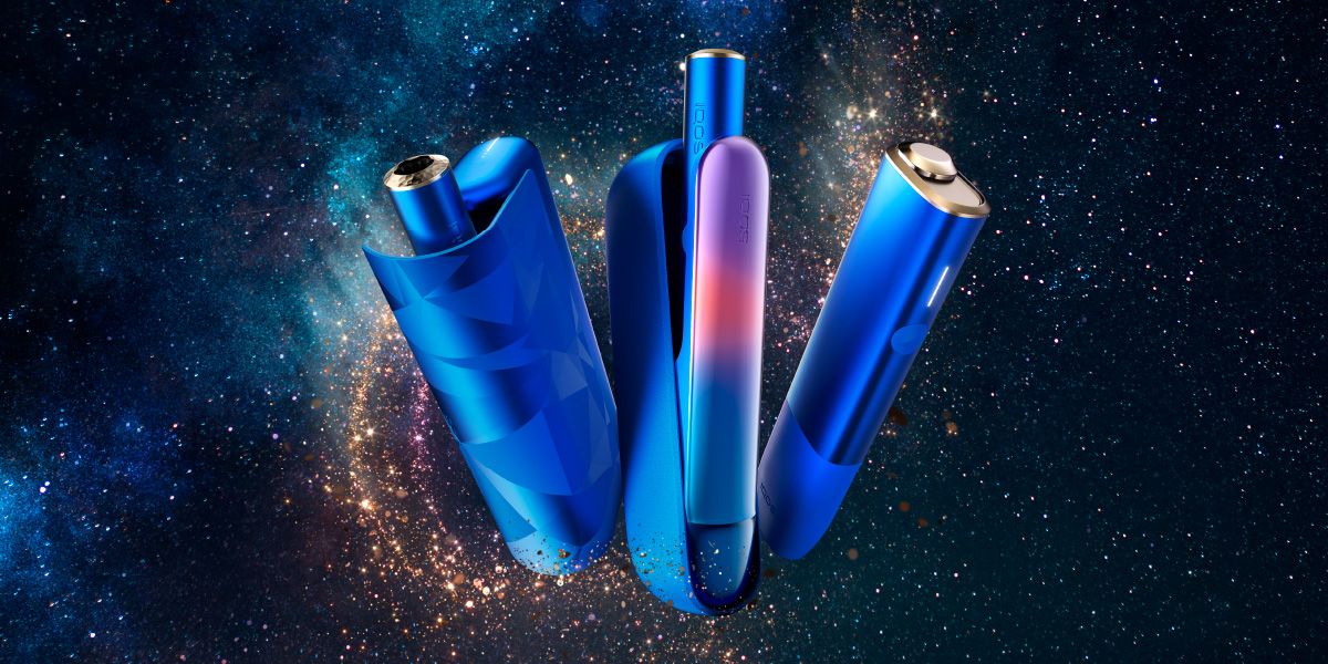 Dispositivi a tabacco riscaldato IQOS ILUMA Stardrift Limited Edition con universo sullo sfondo