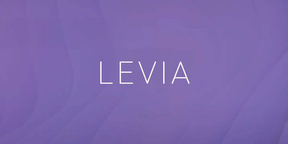 Immagine con sfondo viola e copy bianco in primo LEVIA