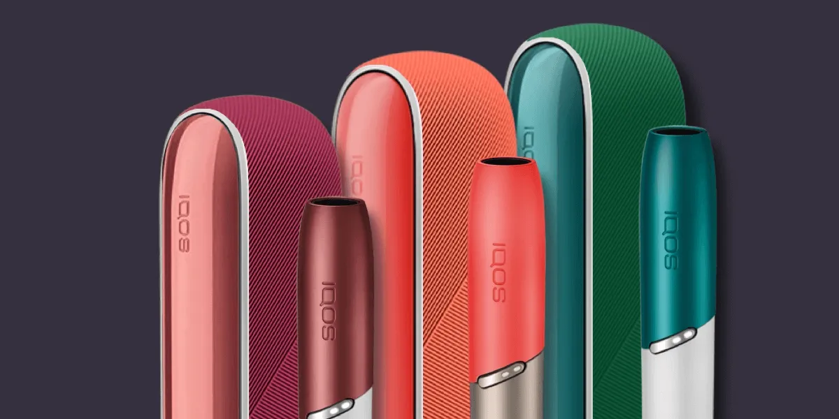 Tre dispositivi IQOS 3 DUO in diversi colori autunno 2022 con cap, cover e custodie personalizzate