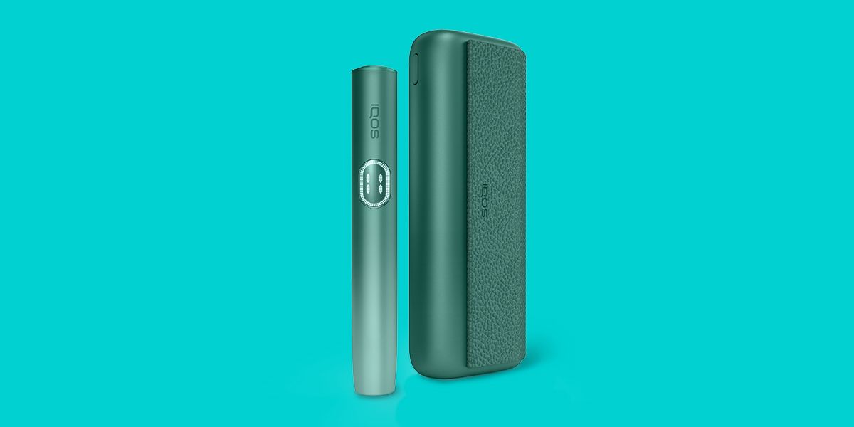 Sfondo turchese con pattern formato dal copy della linea IQOS ILUMA i di colore bianco e in primo piano il dispositivo IQOS ILUMA i PRIME in colore verde