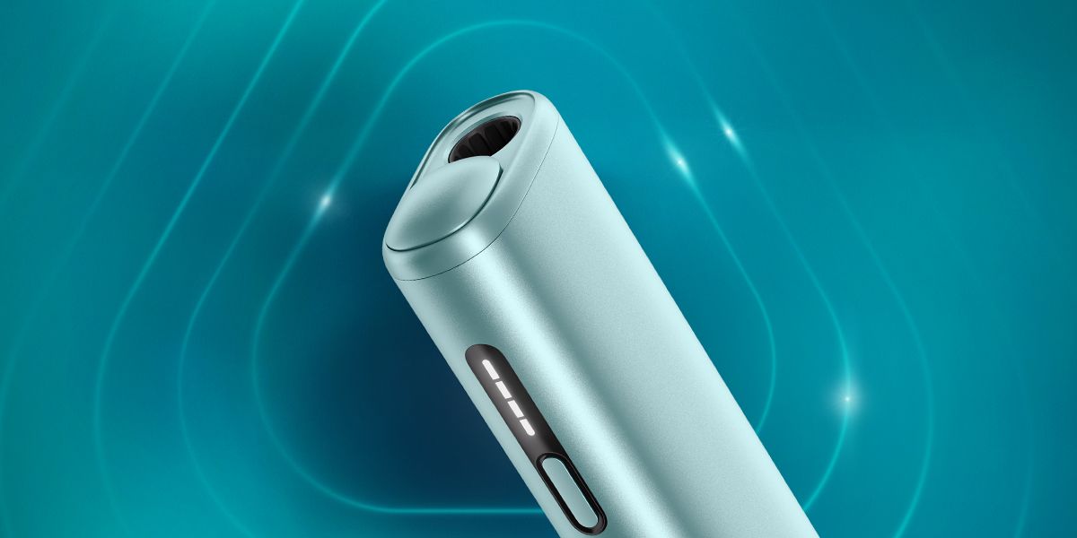 Cover con dispositivo IQOS ILUMA i ONE in breeze blue su sfondo turchese - IQOS Italia