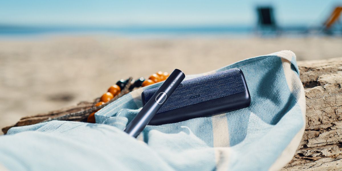 dispositivo IQOS ILUMA i PRIME su una spiaggia