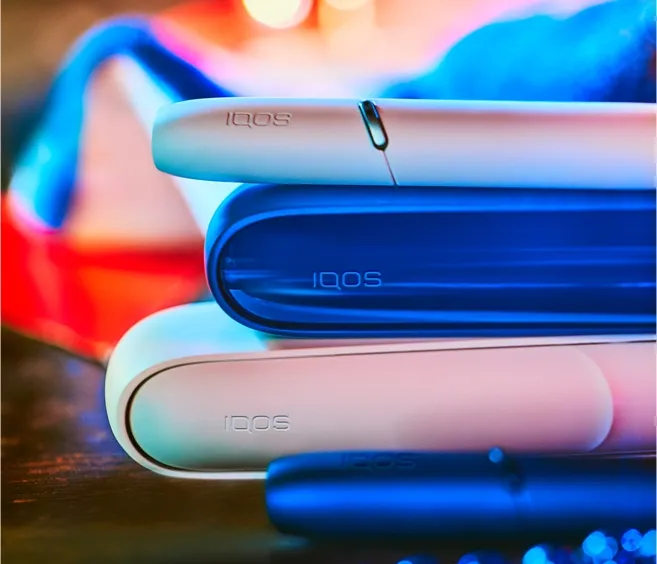 Due holder e charger di IQOS 3 DUO nella versione stellar blue e white