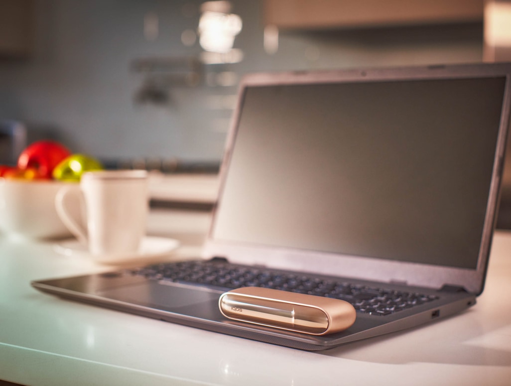 IQOS 3 DUO Gold su un computer portatile