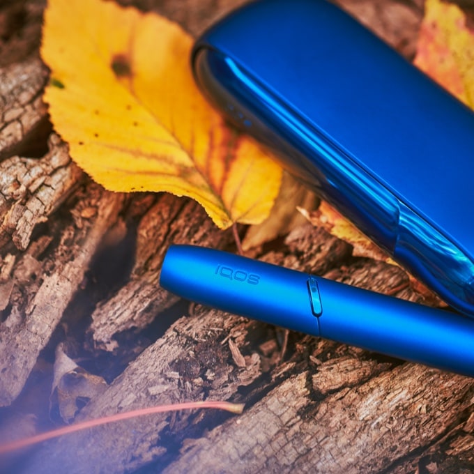 IQOS 3 DUO Gold su una superficie ambra