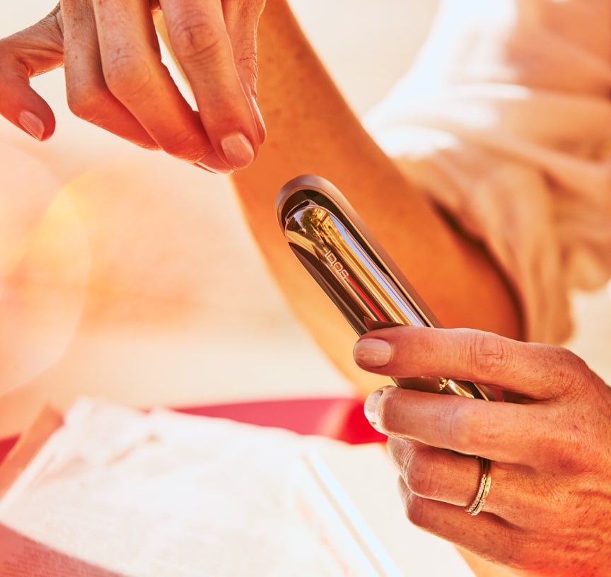 un IQOS 3 DUO nelle mani di una persona