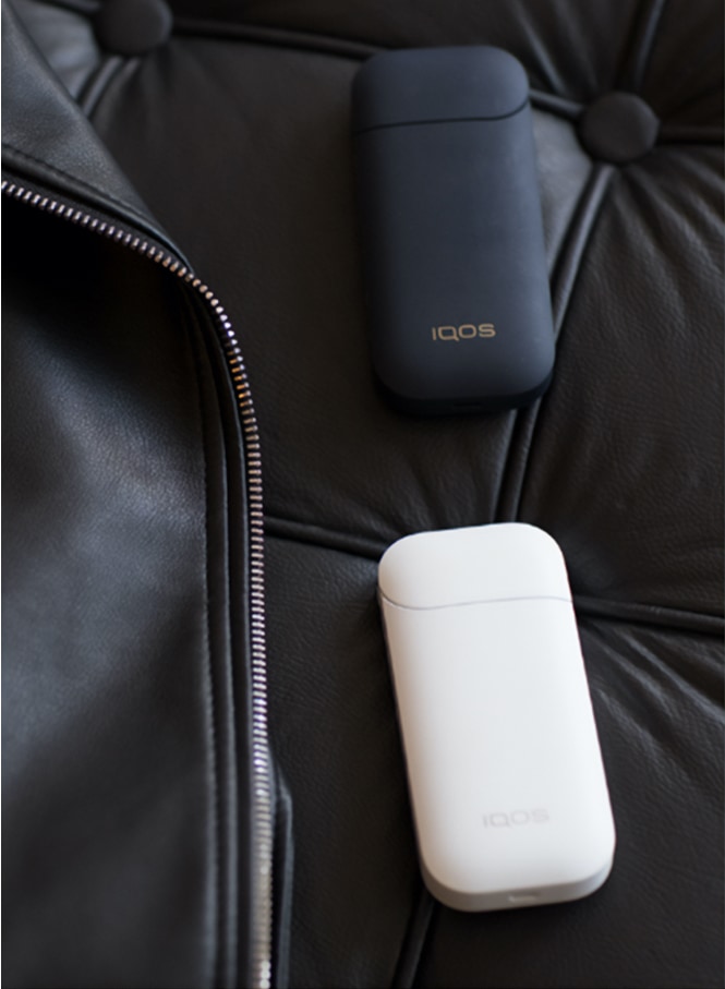 Woman holding her grey IQOS - IQOS charging slowly