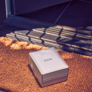 Scatola IQOS su un tappeto