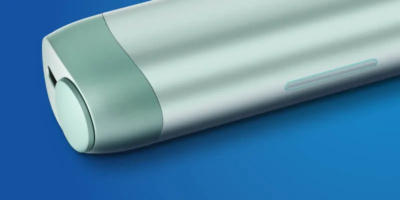 Un dispositivo IQOS ILUMA PRIME Jade Green su un tavolo