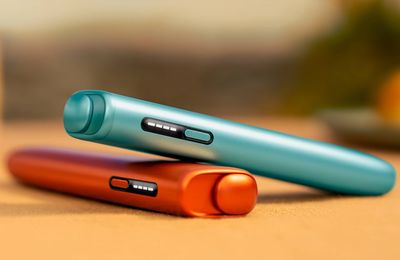Due dispositivi IQOS ILUMA i ONE, nei colori Breeze Blue e Vivid Terracotta