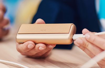 Person updating the firmware of his IQOS ILUMA i PRIME