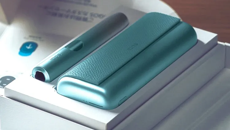 IQOS ILUMA i PRIME colore blu in una confezione aperta poggiata sul tavolo