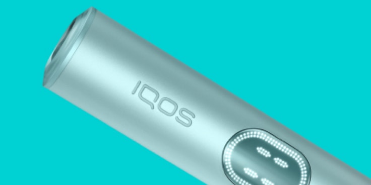 IQOS ILUMA i PRIME nel colore blu con schermo touch su sfondo turchese